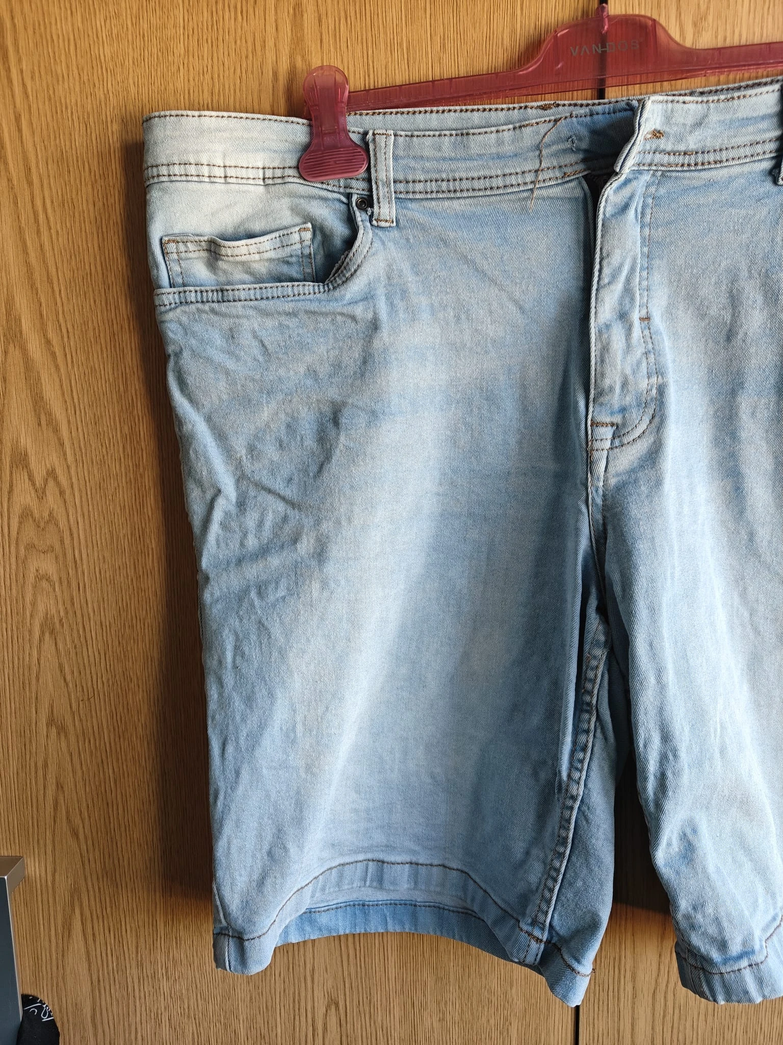 Pantalones cortos de mezclilla en tono azul claro – photo 2